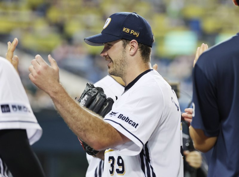 27일 서울 송파구 잠실야구장에서 열린 프로야구 '2025 신한 SOL뱅크 KBO 리그' LG 트윈스와 두산 베어스의 경기 6회초 LG 공격을 무실점으로 막아낸 두산 선발 잭로그가 더그아웃으로 향하고 있다. 2025.7.27/뉴스1 ⓒ News1 박지혜 기자