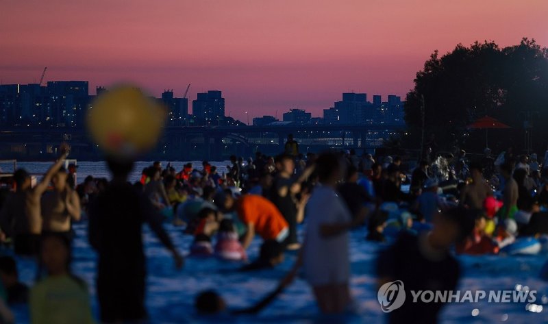 더운 저녁에도 물놀이 (출처=연합뉴스)