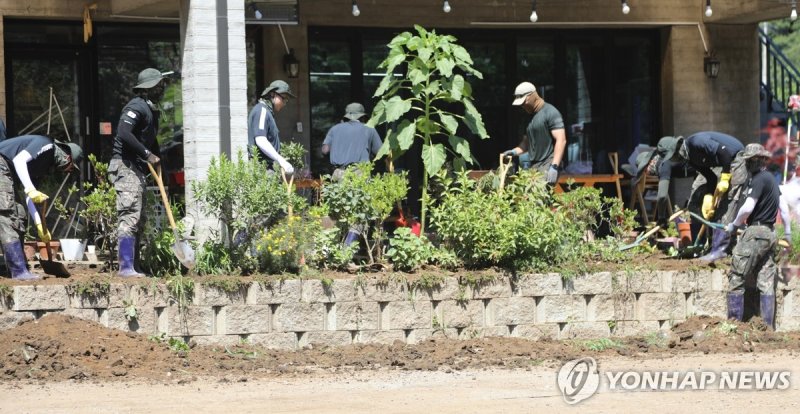 39도 폭염속 복구·수색 구슬땀…가평 수해 8일째 (출처=연합뉴스)