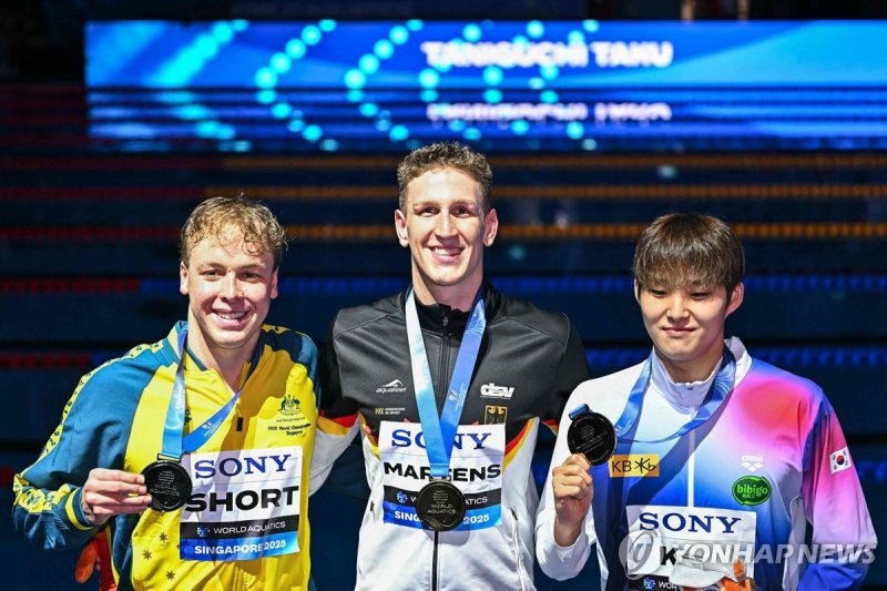 남자 자유형 400ｍ에서 동메달을 딴 김우민(오른쪽). (출처=연합뉴스)