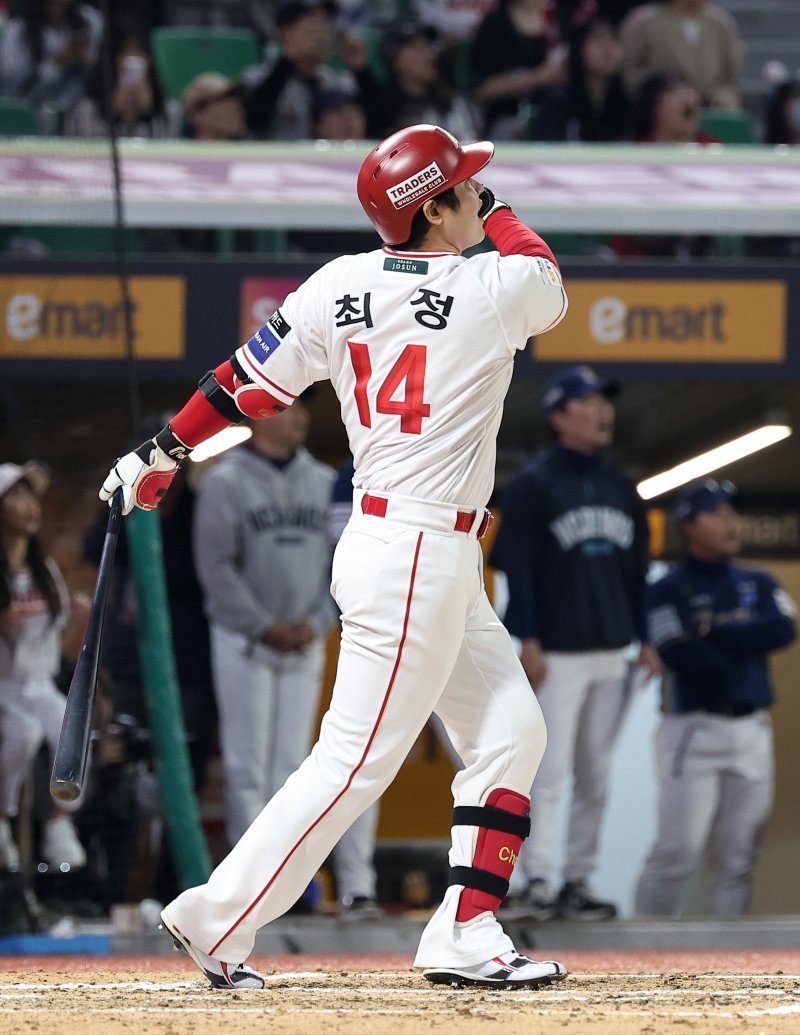 13일 인천SSG 랜더스필드에서 열린 '2025 신한 SOL뱅크 KBO리그' NC 다이노스와 SSG 랜더스의 경기, SSG 최정이 6회말 2사 1루 동점 2점 홈런을 터뜨리며 개인 통산 500홈런을 기록하고 있다. 2025.5.13/뉴스1 ⓒ News1 김성진 기자