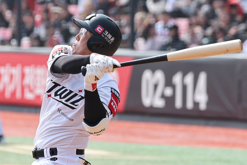9일 오후 경기 수원 KT위즈파크에서 열린 '2025 신한 SOL뱅크 KBO 리그 시범경기' KT 위즈와 LG 트윈스의 경기, KT 허경민이 1회말 타격을 하고 있다. 2025.3.9/뉴스1 ⓒ News1 김도우 기자