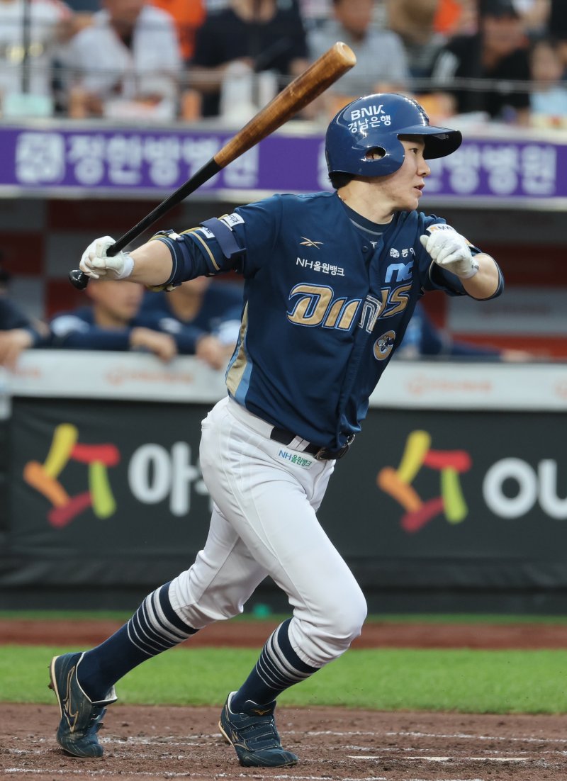 2일 오후 대전한화생명 볼파크에서 열린 프로야구 '2025 신한 SOL뱅크 KBO 리그' 한화 이글스와 NC 다이노스 경기에서 4회초 1사 2루 상황 NC 박민우가 1타점 적시타를 치고 있다. 2025.7.2/뉴스1 ⓒ News1 김기태 기자
