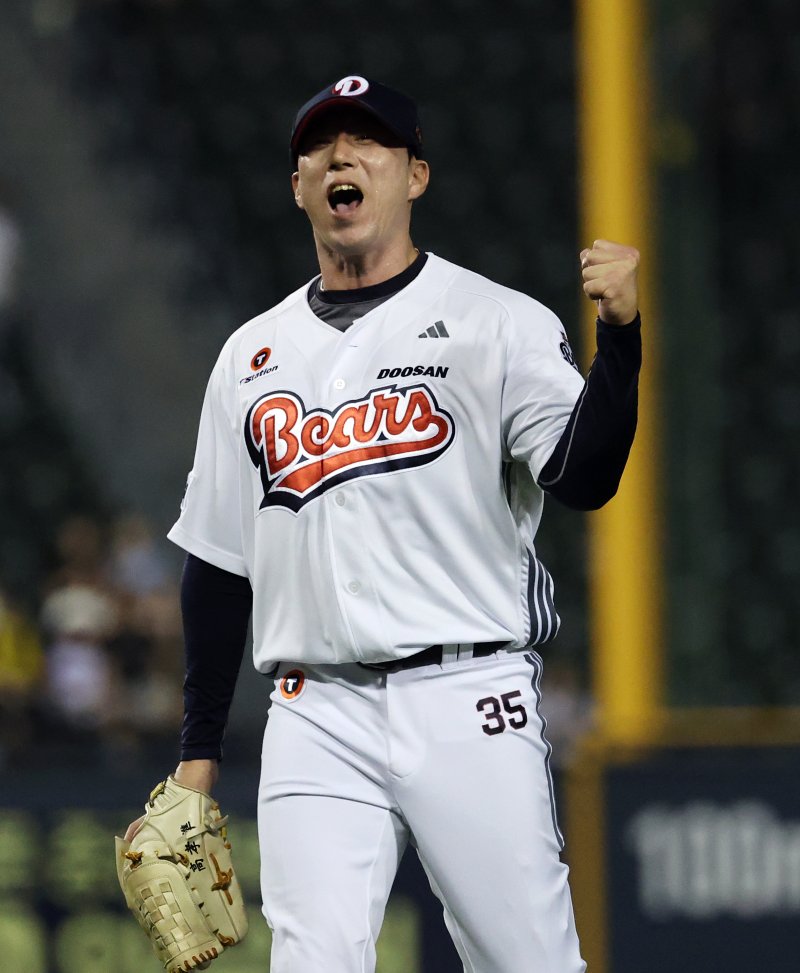 25일 서울 송파구 잠실야구장에서 열린 프로야구 '2025 신한 SOL뱅크 KBO 리그' LG 트윈스와 두산 베어스의 경기, 두산 구원투수 고효준이 LG의 8회초 공격을 무실점으로 막은 후 포효하고 있다. 2025.7.25/뉴스1 ⓒ News1 오대일 기자