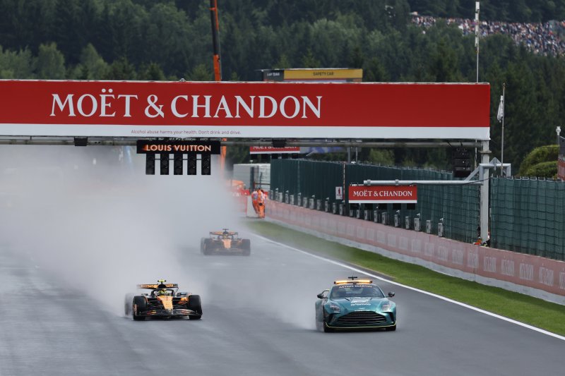 7월 27일 벨기에 그랑프리에서 세이프티차가 선수들 차 앞에서 서행하고 있다. 뉴시스