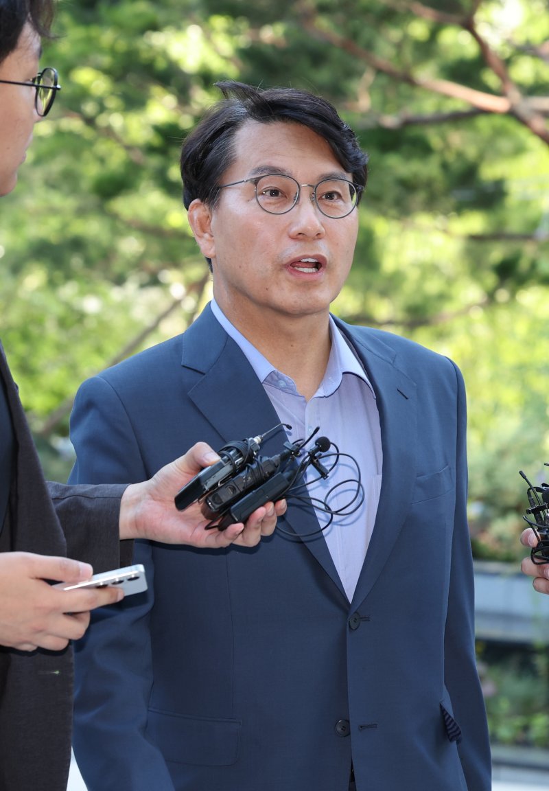 [서울=뉴시스] 배훈식 기자 = 공천 개입 의혹을 받고 있는 윤상현 국민의힘 의원이 27일 오전 서울 종로구 김건희 특검팀(특별검사 민중기) 사무실에 출석하며 취재진의 질문에 답변하고 있다. 2025.07.27. dahora83@newsis.com