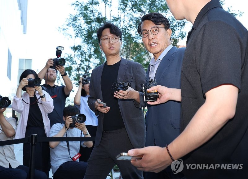 취재진 질문에 답하는 윤상현 의원 (출처=연합뉴스)