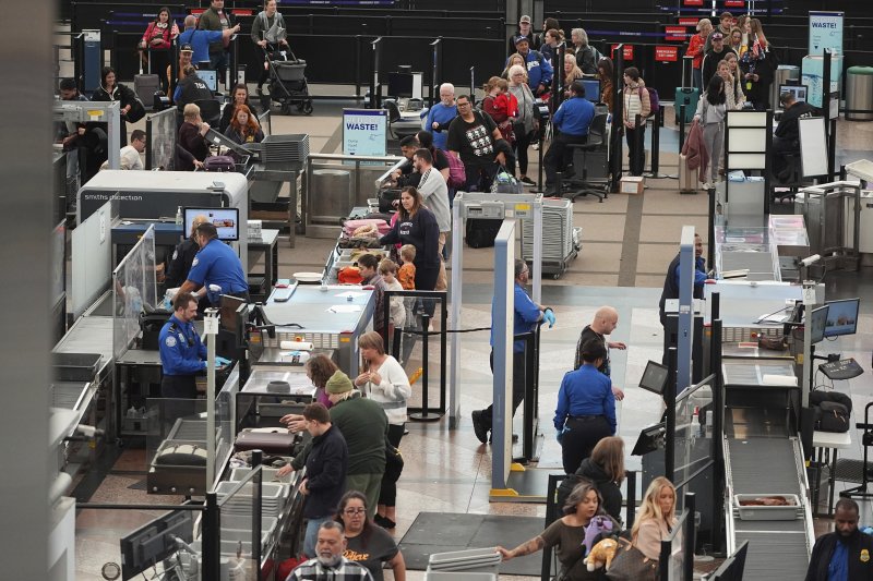 [덴버( 미 콜로라도주)= AP/뉴시스] 27일(현지 시간) AP통신, CNN에 따르면 미 연방항공청(FAA)은 이날 오후 1시12분 출발 예정이었던 아메리칸항공 3023편이 이륙 직전 "착륙 장치 관련 이상 가능성"을 보고했다고 밝혔다. 해당 여객기는 마이애미국제공항으로 향하던 보잉 737 MAX 8 기종이었다. 사진은 미국 콜로라도주 덴버 국제공항의 모습. 2025. 07.28.