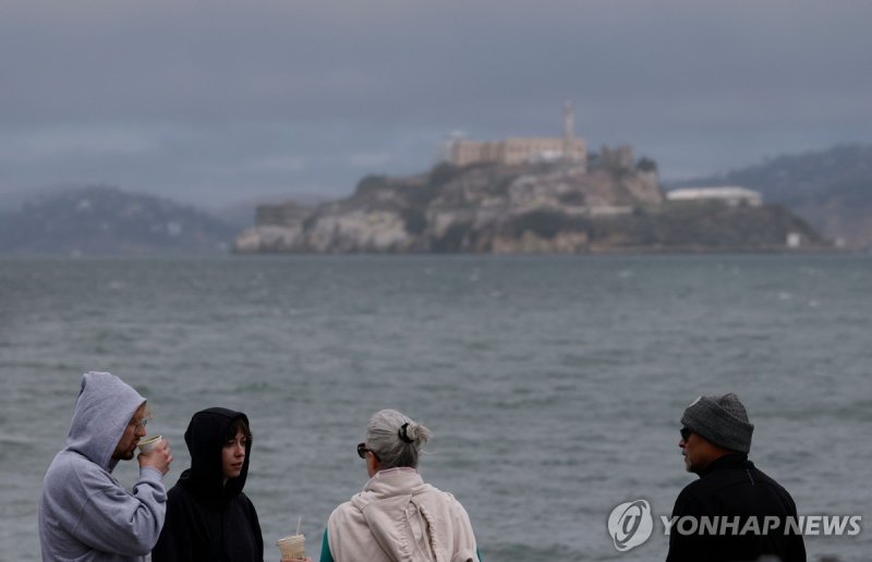 지난 21일 '추운 날씨'에 외투 입은 샌프란시스코 관광객들 (출처=연합뉴스)