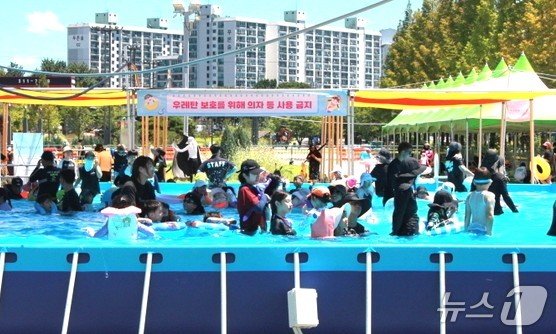 27일 정오께 전북 전주월드컵경기장광장에 마련된 '한바탕 전주 여름철 물놀이장'이 시민들로 북적이고 있다. 2025.7.27/뉴스1 신준수 기자