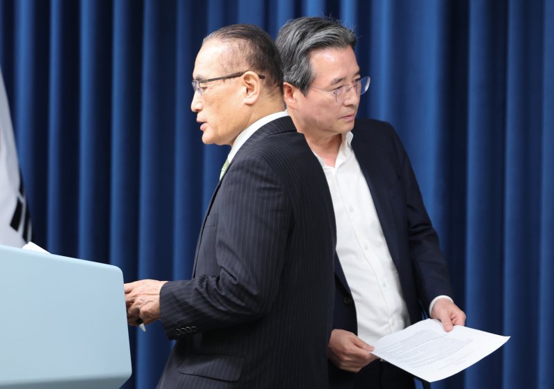 김용범 정책실장(오른쪽)과 위성락 국가안보실장이 25일 서울 용산구 대통령실 청사에서 비서실장 주재 통상대책회의 관련 브리핑을 하고 있다. 2025.7.25/뉴스1 ⓒ News1 허경 기자