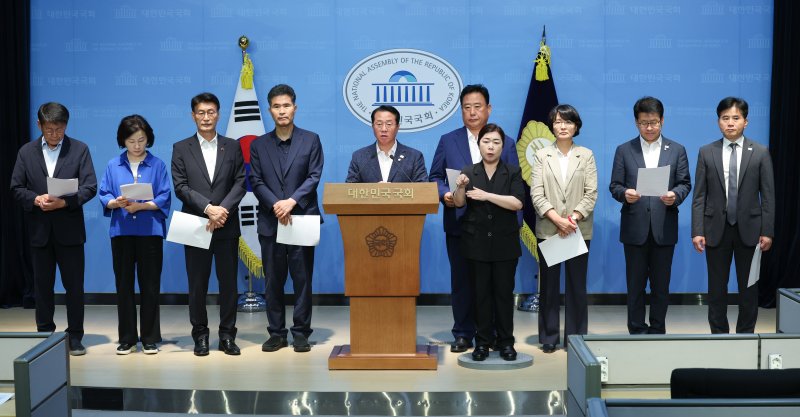 국회 농림축산식품해양수산위원회 더불어민주당 의원들이 15일 서울 여의도 국회 소통관에서 미국과의 관세협상 관련 정부를 향해 우리 농업을 지키겠다는 입장을 분명히 밝혀야 한다며 공동성명서를 발표하고 있다. 2025.7.15/뉴스1 ⓒ News1 안은나 기자
