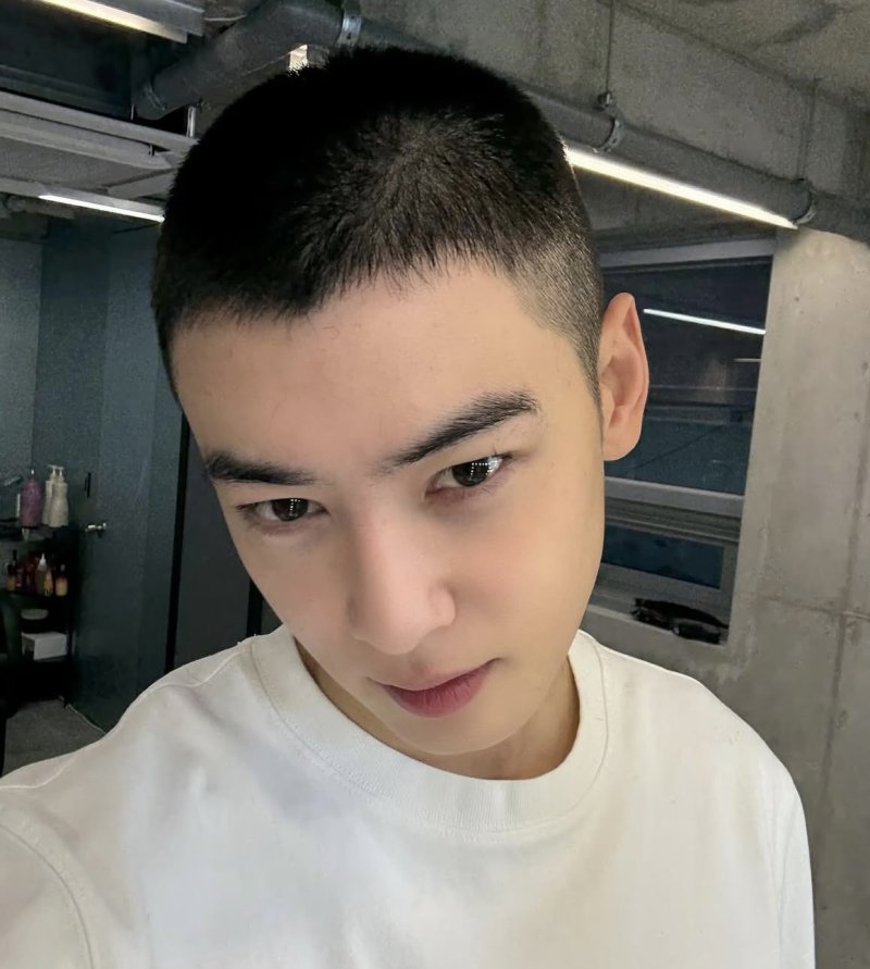 차은우, 짧은 머리 공개…오늘 입대