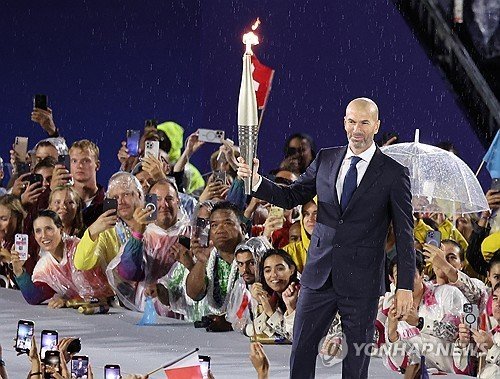2024 파리 올림픽 개회식에서 성화주자로 나선 프랑스 축구영웅 지네딘 지단 (출처=연합뉴스)