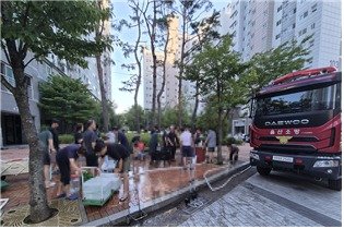 울산소방본부가 서울주 일대에 발생한 단수사태에 공동주택 등에 긴급 급수 지원활동을 벌였다.(울산시제공. 재판매 및 DB 금지)