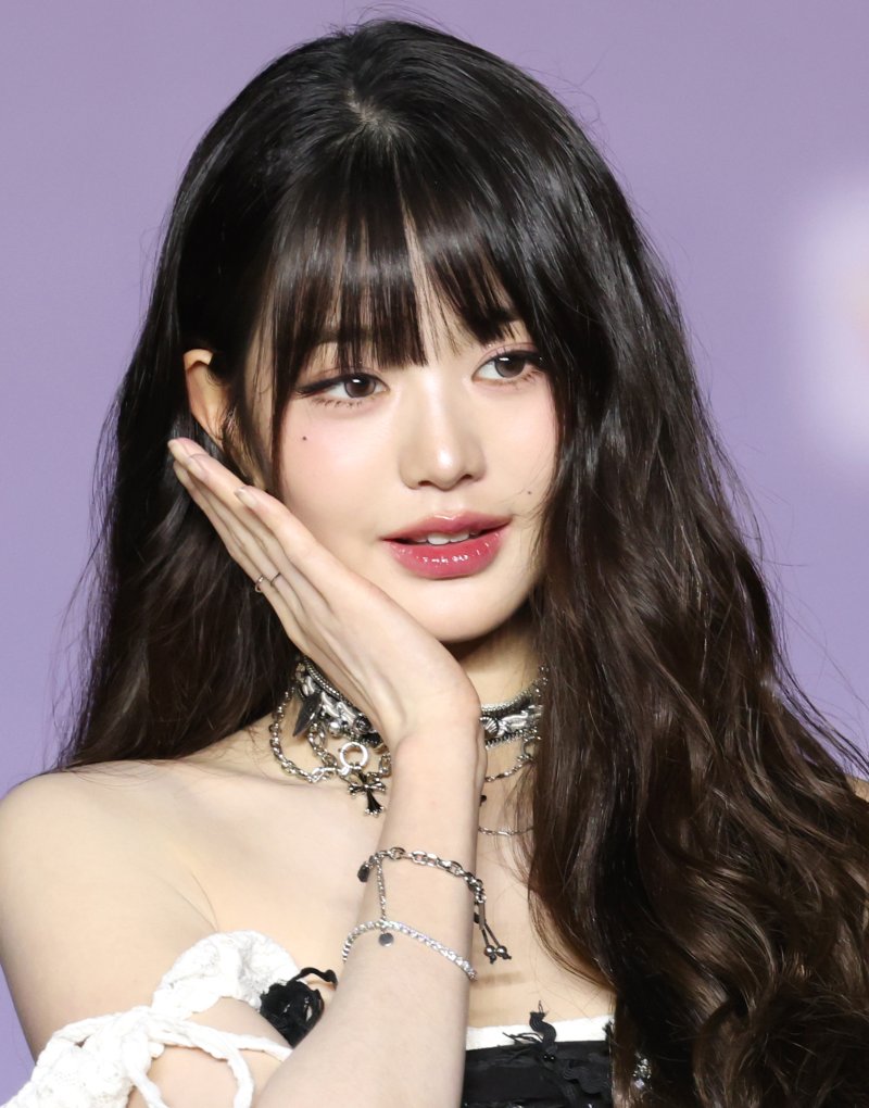 [뉴스1 ★]'짧게 입고 길게 뽐냈다' 안유진·장원영, 폭염도 식힐 여름 비주얼