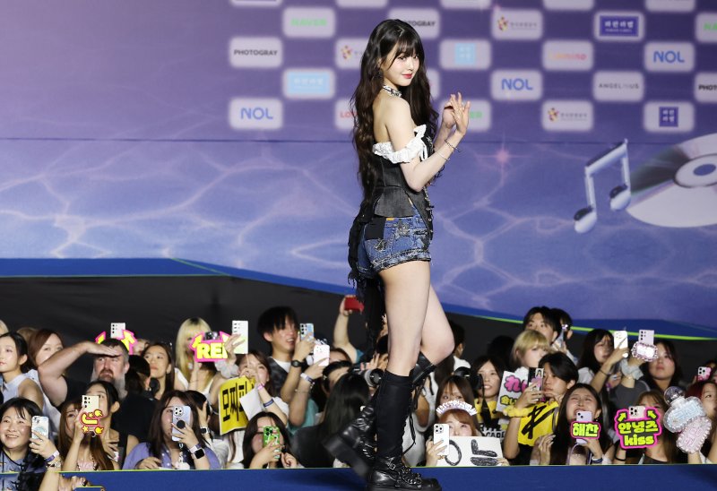 [뉴스1 ★]'짧게 입고 길게 뽐냈다' 안유진·장원영, 폭염도 식힐 여름 비주얼