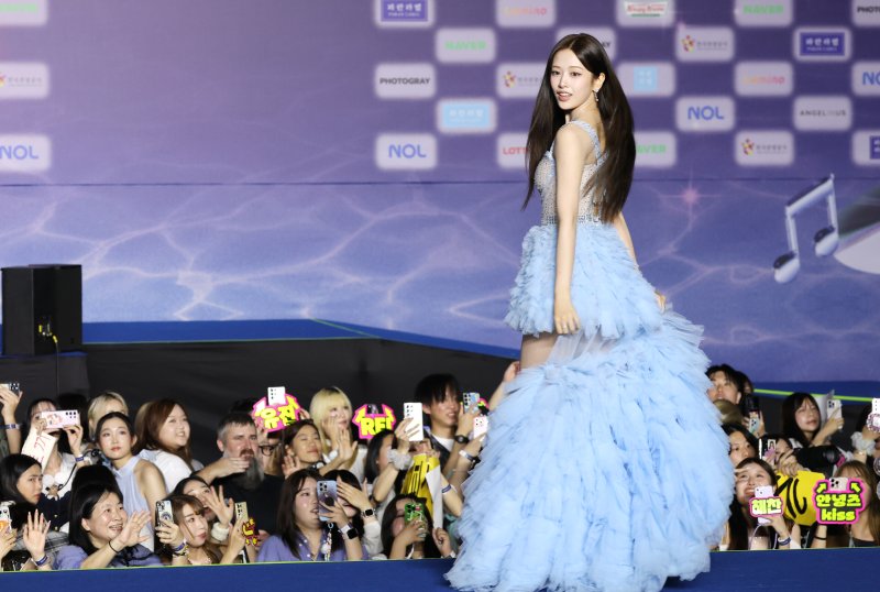 [뉴스1 ★]'짧게 입고 길게 뽐냈다' 안유진·장원영, 폭염도 식힐 여름 비주얼