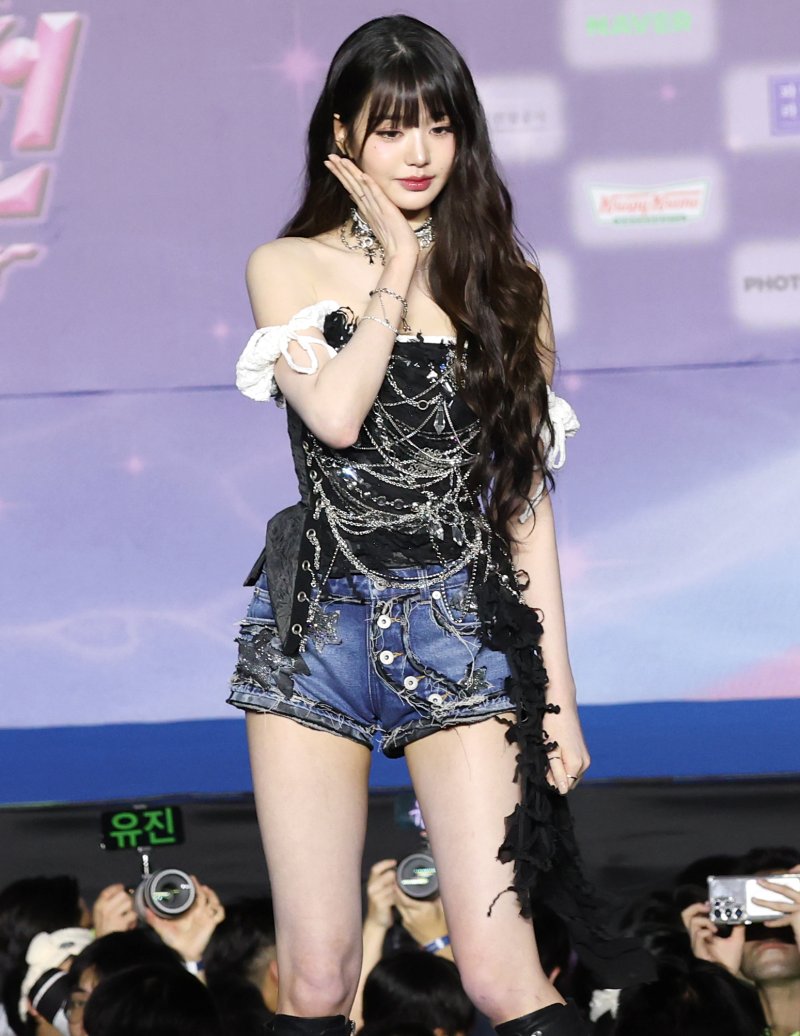 [뉴스1 ★]'짧게 입고 길게 뽐냈다' 안유진·장원영, 폭염도 식힐 여름 비주얼