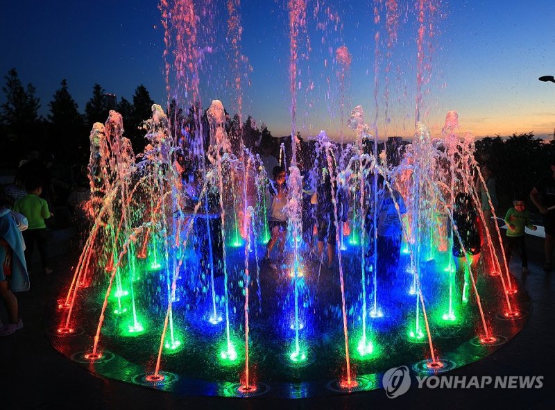 열대야 잊게 해주는 분수 물줄기 (출처=연합뉴스)