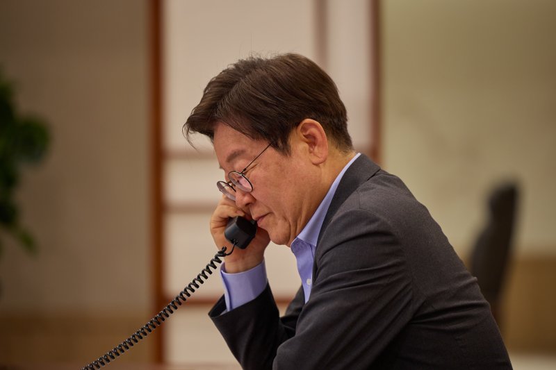 이재명 대통령이 24일 서울 용산 대통령실 청사 집무실에서 프리드리히 메르츠 독일 총리과 전화 통화하고 있다. (대통령실 제공. 재판매 및 DB 금지) 2025.7.24/뉴스1 ⓒ News1 허경 기자