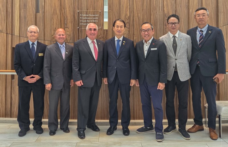 권오을 국가보훈부 장관이 27일(현지시간) 미국 워싱턴DC 그랜드 하얏트 호텔에서 열린 한국전 참전용사 기념재단 조찬 간담회에 참석, 존 틸러리 한국전 참전용사 기념재단 이사장 등과 기념 촬영하고 있다. 국가보훈부 제공