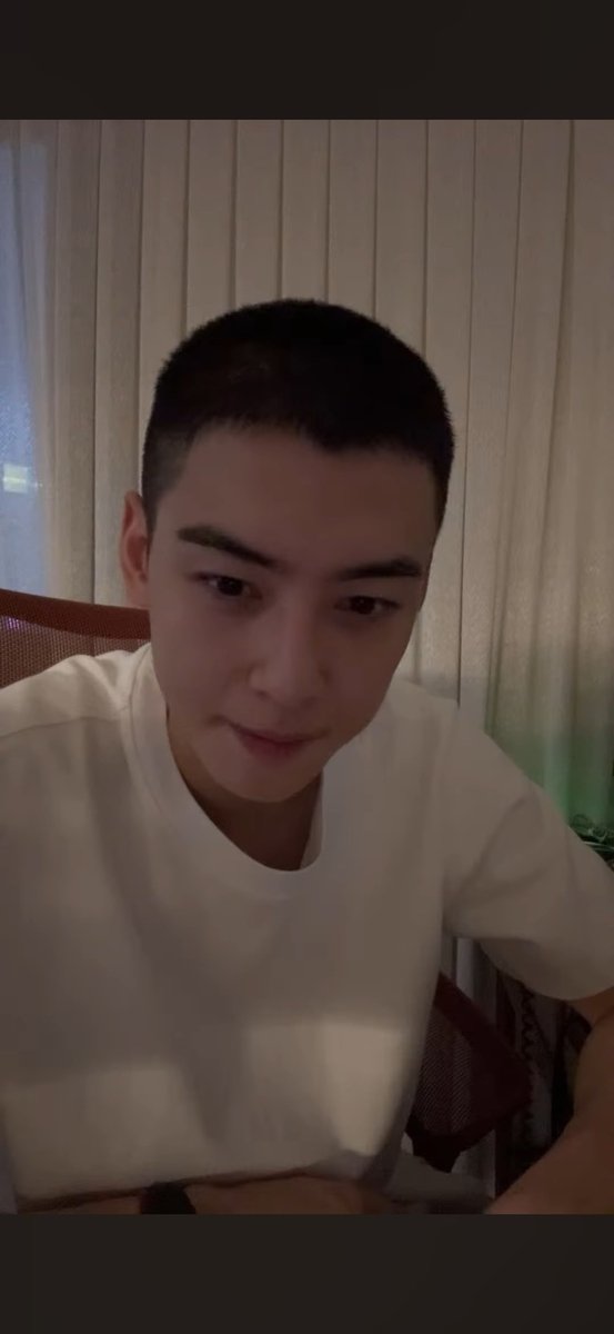 라이브 방송 진행한 차은우 (출처=연합뉴스)