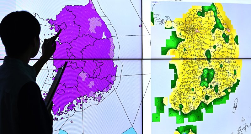 [수원=뉴시스] 김종택 기자 = 전국 대부분 지역에 폭염경보가 발효된 27일 경기 수원시 수도권기상청에서 예보관이 폭염 상황을 모니터링 하고 있다. 이날 기상청은 "전국에 폭염특보가 발효된 가운데 최고체감온도가 35도 내외로 올라 매우 무덥겠으니 온열질환에 각별한 주의가 필요하다"고 예보했다. 2025.07.27. jtk@newsis.com