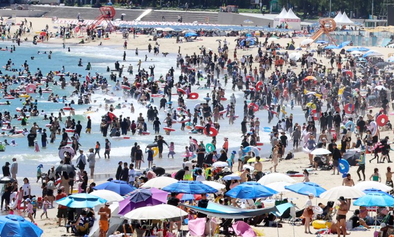 [부산=뉴시스] 하경민 기자 = 본격적인 여름 피서철인 27일 부산 해운대구 해운대해수욕장에 피서객이 몰려 북적이고 있다. 2025.07.27. yulnetphoto@newsis.com