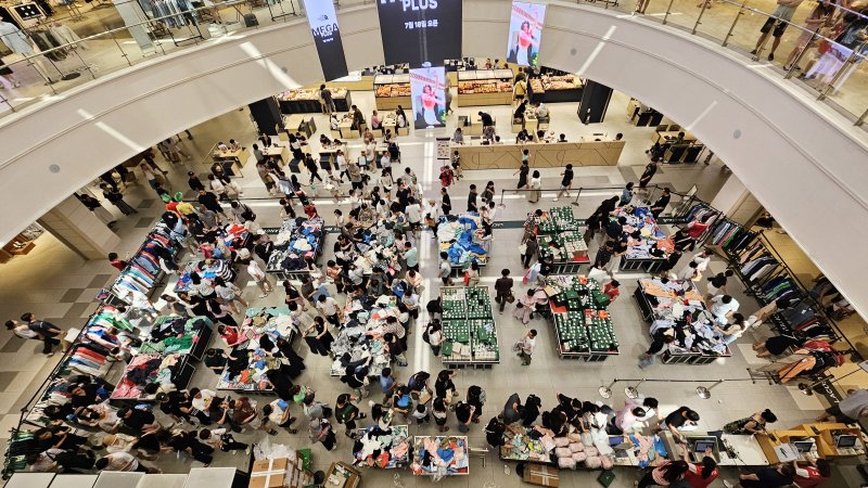 [용인=뉴시스] 김종택 기자 = 전국 대부분 지역에 폭염 경보가 발효된 27일 경기 용인시 롯데아울렛 기흥점이 더위를 피해 쇼핑을 나온 시민들로 북적이고 있다. 2025.07.06. jtk@newsis.com