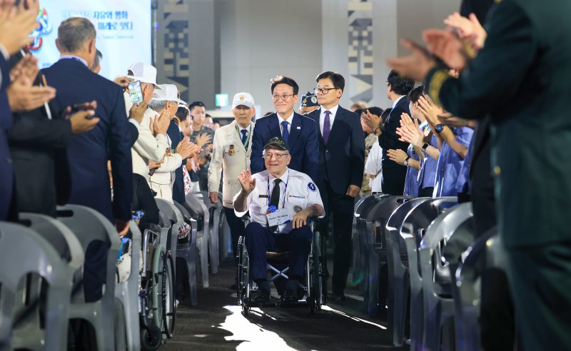 [고양=뉴시스] 김명원 기자 = 김민석 국무총리와 유엔참전용사들이 27일 오전 경기 고양시 킨텍스 제2전시장에서 열린 2025년 유엔군 참전의 날 기념식에 입장하고 있다. 이날 행사에는 6.25참전용사, 참전국 주한 외교사절, 유엔군 관계자 등 1000여명이 참석했다. (공동취재) 2025.07.27. photo@newsis.com