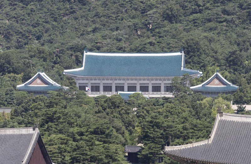 [서울=뉴시스] 김근수 기자 = 청와대 국민개방 마지막 주말인 27일 서울 종로구 대한민국역사박물관에서 청와대 본관 모습이 보이고 있다. 2025.07.27. ks@newsis.com
