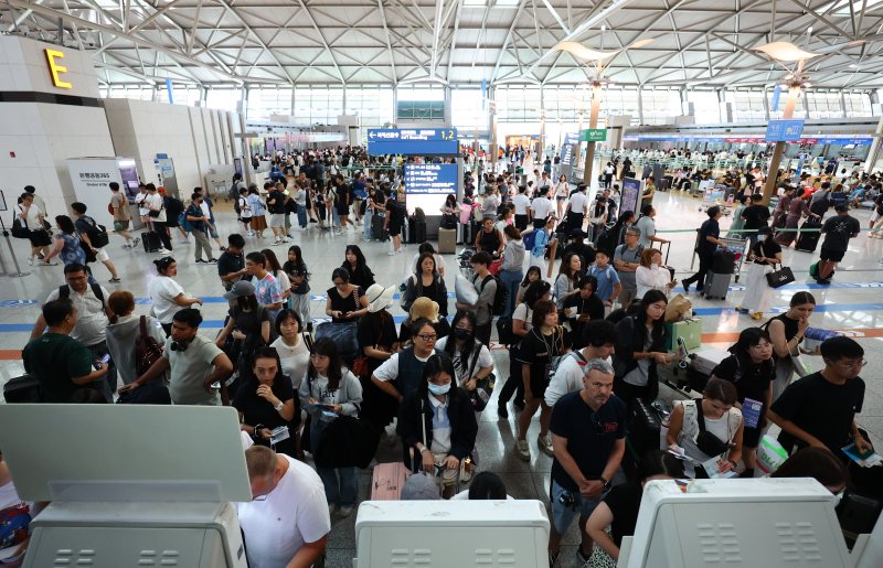 [인천공항=뉴시스] 황준선 기자 = 본격적인 여름 휴가철을 맞은 27일 오전 인천국제공항 제1터미널 출국장이 승객들로 붐비고 있다. 2025.07.27. hwang@newsis.com