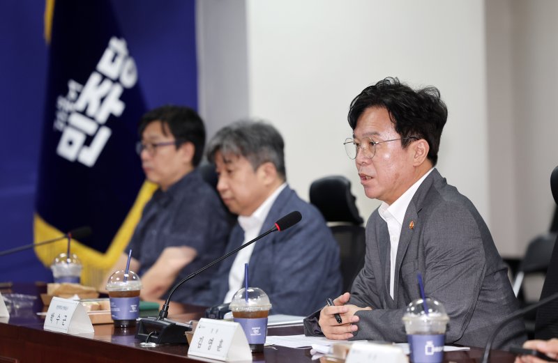 김영훈 고용노동부 장관(오른쪽)이 28일 오전 서울 여의도 국회에서 열린 노란봉투법 관련 더불어민주당-고용노동부 간담회에서 발언하고 있다. 뉴시스