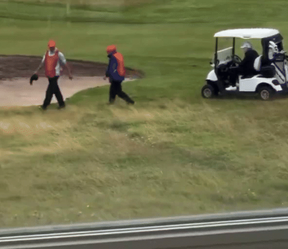 지난 26일 스코틀랜드 턴베리에서 도널드 트럼프 미국 대통령이 본인 소유 골프장에서 골프를 즐기던 중 '부정 골프'를 치는 장면이 카메라에 포착됐다. 캐디가 트럼프 앞으로 다가 오더니 벙커 밖 잔디에 공 하나를 툭 떨어트리고 가는 모습. /영상=X, 데일리메일