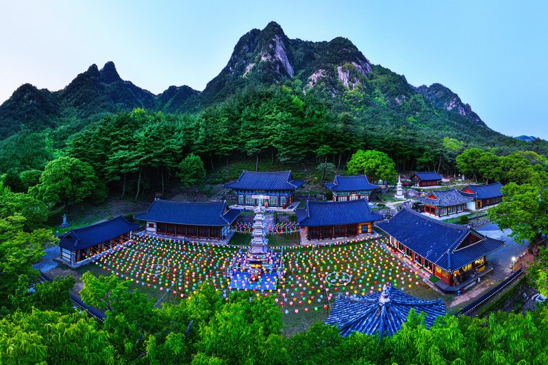 17회 아름다운 괴산 관광 사진 전국 공모전에서 은상을 받은 오병철 씨의 작품 '공림사의 연등.(괴산군 제공)/뉴스1 2025.7.28/뉴스1