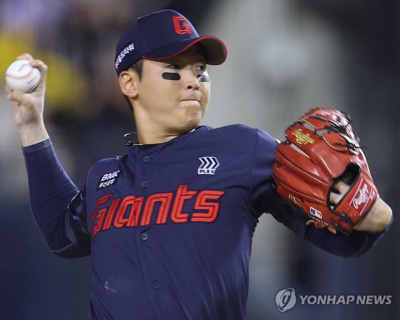 역투하는 최준용 (출처=연합뉴스)
