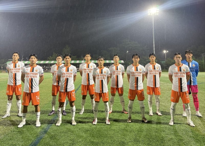 27일 열린 대통령금배 결승전에서 우승을 차지한 충남 신평고 축구부.(푸마제공)
