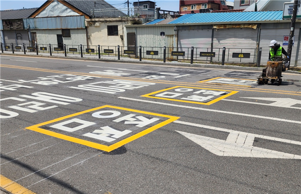 광주광역시는 어린이들의 안전한 통학 환경 조성을 위해 올해 계획한 어린이보호구역 112곳의 기·종점 노면표시와 노란색 횡단보도' 시설 개선 사업을 모두 완료했다고 28일 밝혔다.