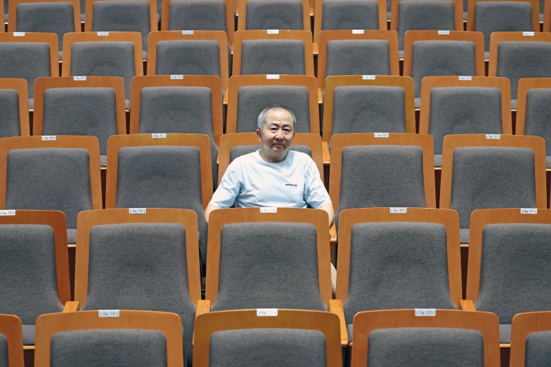 [서울=뉴시스] 박진희 기자 = 지춘성 배우가 지난 24일 서울 중구 명동예술극장에서 인터뷰 하고 있다. 2025.07.27 pak7130@newsis.com