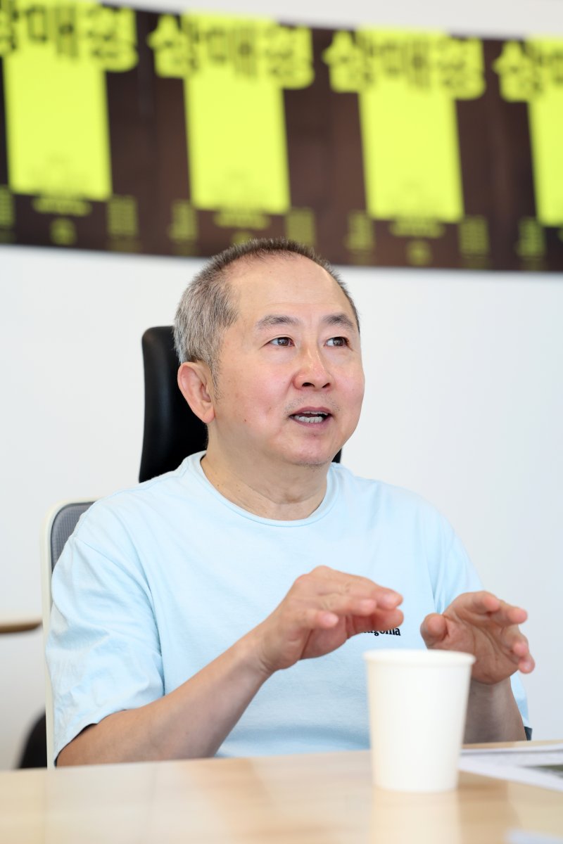 [서울=뉴시스] 박진희 기자 = 지춘성 배우가 지난 24일 서울 중구 명동예술극장에서 인터뷰 하고 있다. 2025.07.27 pak7130@newsis.com