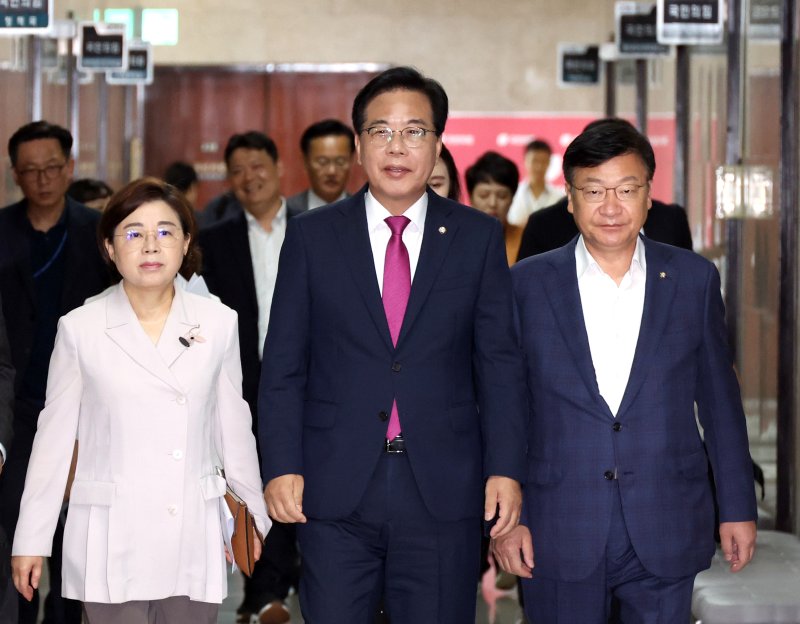 송언석 국민의힘 비상대책위원장 겸 원내대표가 28일 서울 여의도 국회에서 열린 비상대책위원회의에 참석하기 위해 이동하고 있다. 사진=뉴시스