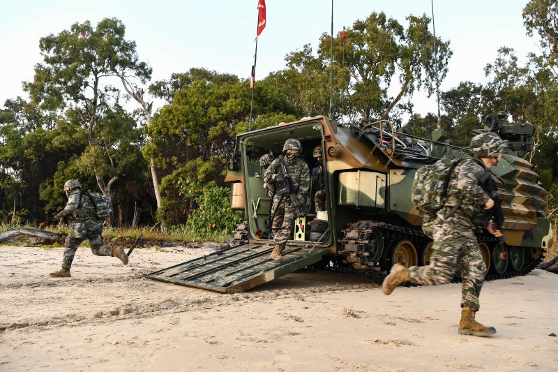 해병대는 지난 7월 3일부터 27일까지 호주 북동부 일대에서 미국, 호주 등과 함께 2025년 탈리스만 세이버 연합훈련에 참가해 연합작전 수행능력을 향상했다. 사진은 2025 탈리스만 세이버 훈련 간 해병대 장병들이 해병대 KAAV를 이용해 해안에 상륙, 하차전투를 실시하고 있다. 해병대사령부 제공