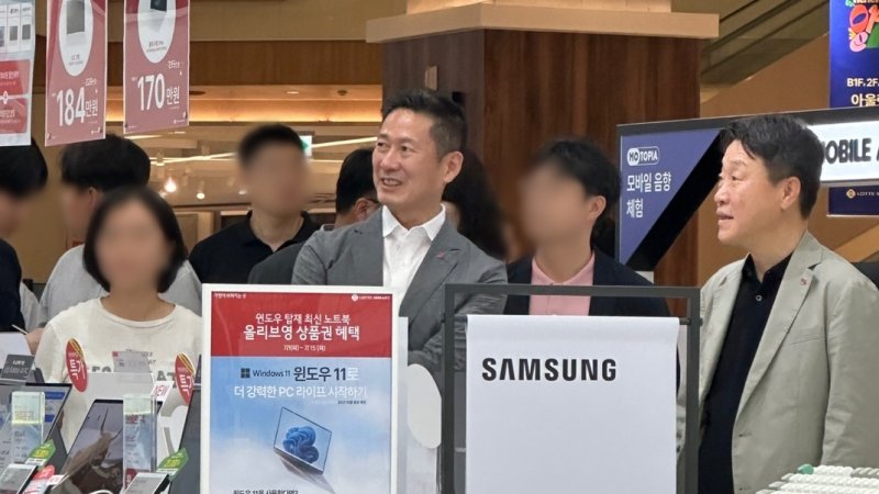 [서울=뉴시스] 이돈태 롯데지주 디자인전략센터장(왼쪽)과 남창희 롯데하이마트 대표이사가 8일 오후 서울 은평구 롯데하이마트 은평롯데몰점을 방문했다.