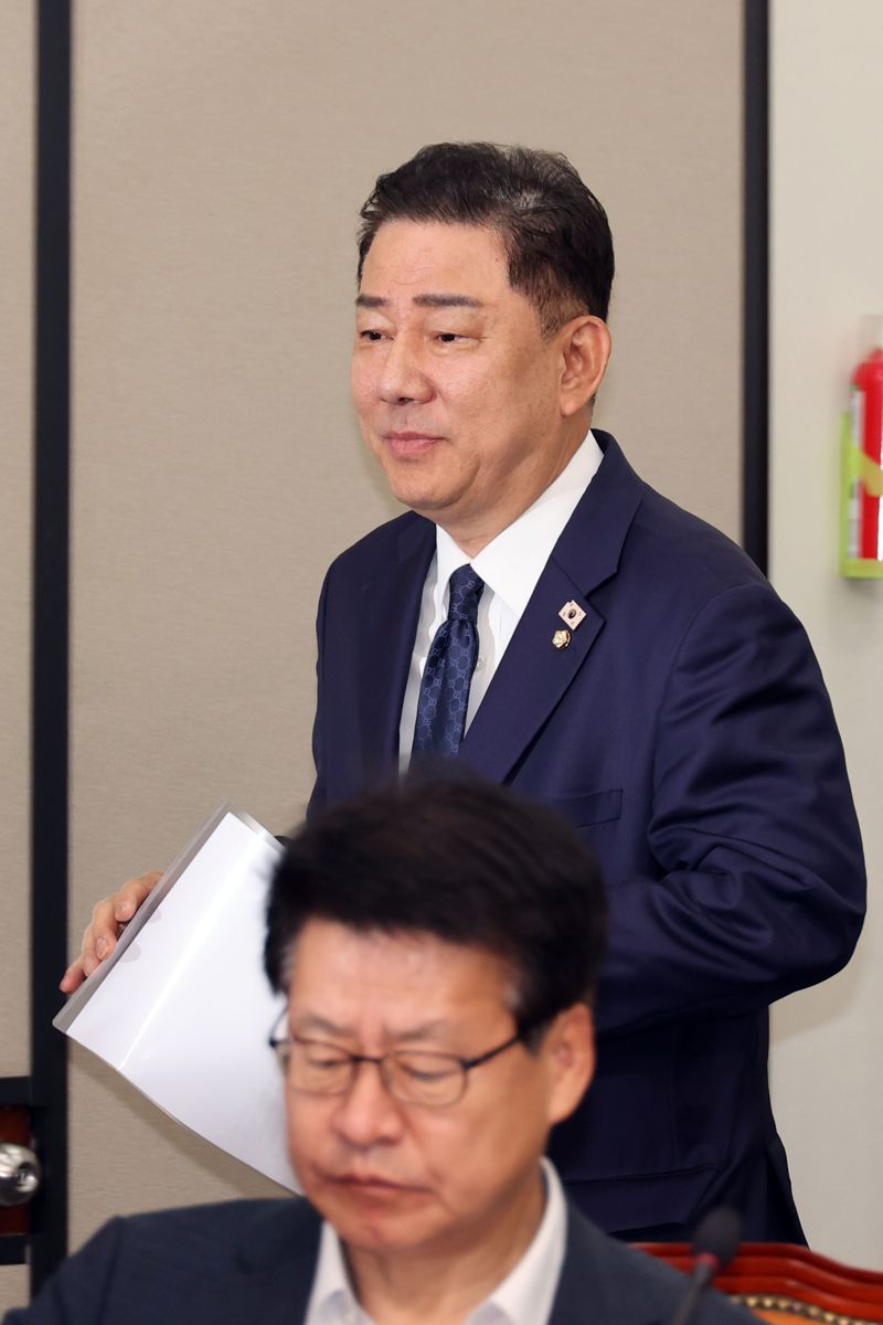더불어민주당 김병기 당 대표 직무대행 겸 원내대표가 28일 서울 여의도 국회에서 열린 최고위원회의에 입장하고 있다. 사진=서동일 기자