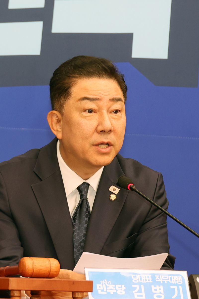더불어민주당 김병기 당 대표 직무대행 겸 원내대표가 28일 서울 여의도 국회에서 열린 최고위원회의에서 발언하고 있다. 사진=서동일 기자