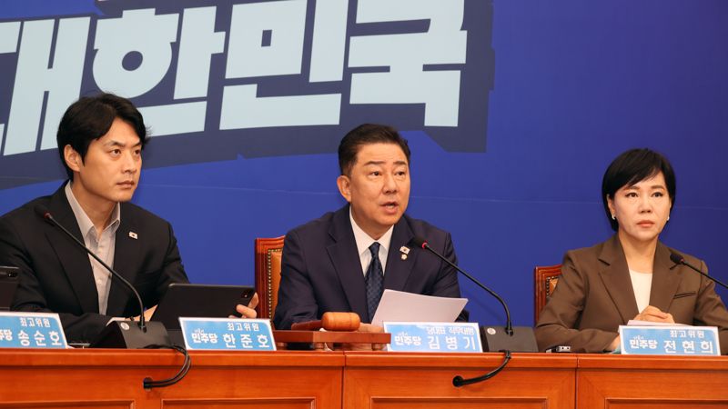 더불어민주당 김병기 당 대표 직무대행 겸 원내대표가 28일 서울 여의도 국회에서 열린 최고위원회의에서 발언하고 있다. 사진=서동일 기자