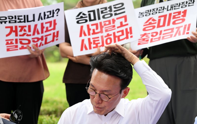 [서울=뉴시스] 배훈식 기자 = 김민석 국무총리가 4일 오전 서울 용산구 대통령실 앞 농민단체 항의 집회 현장을 찾아 농민들의 발언을 들으며 생각에 잠겨 있다. (공동취재) 2025.07.04. photo@newsis.com