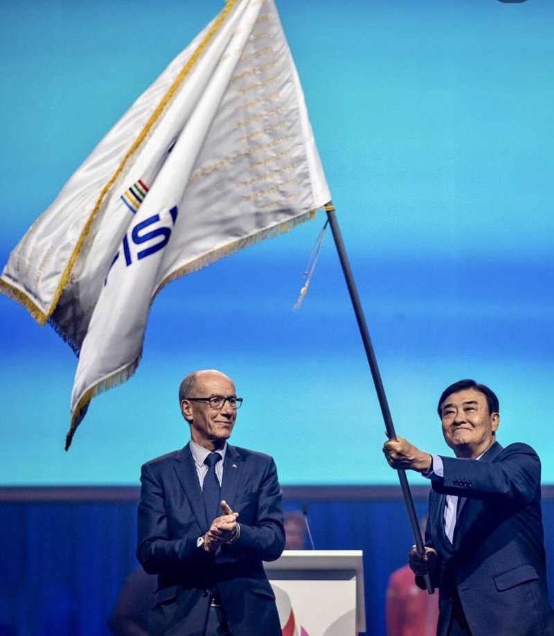 대회기를 받고 흔드는 강창희 충청U대회 조직위원장 (출처=연합뉴스)