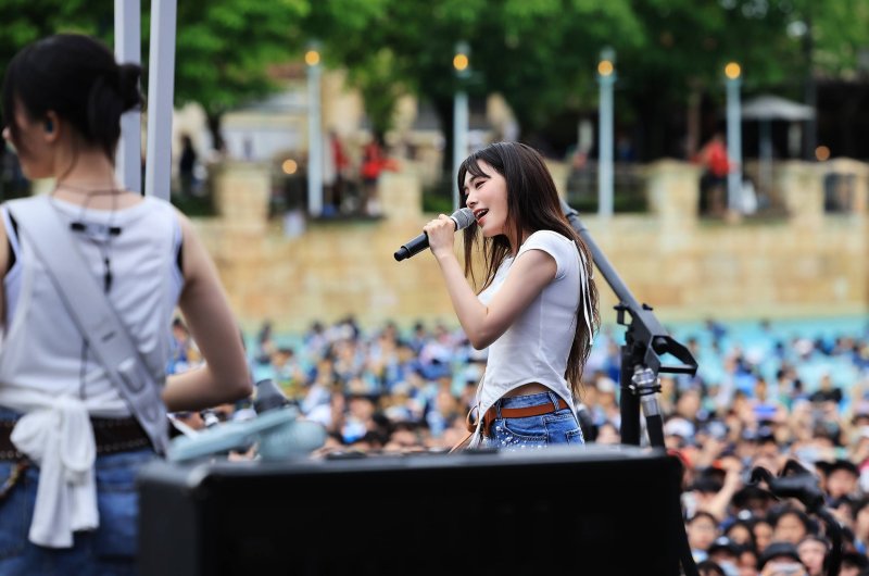 지난 19일 캐리비안베이 '워터 뮤직 풀파티'에서 펼쳐진 QWER 공연 모습. 삼성물산 리조트부문 제공